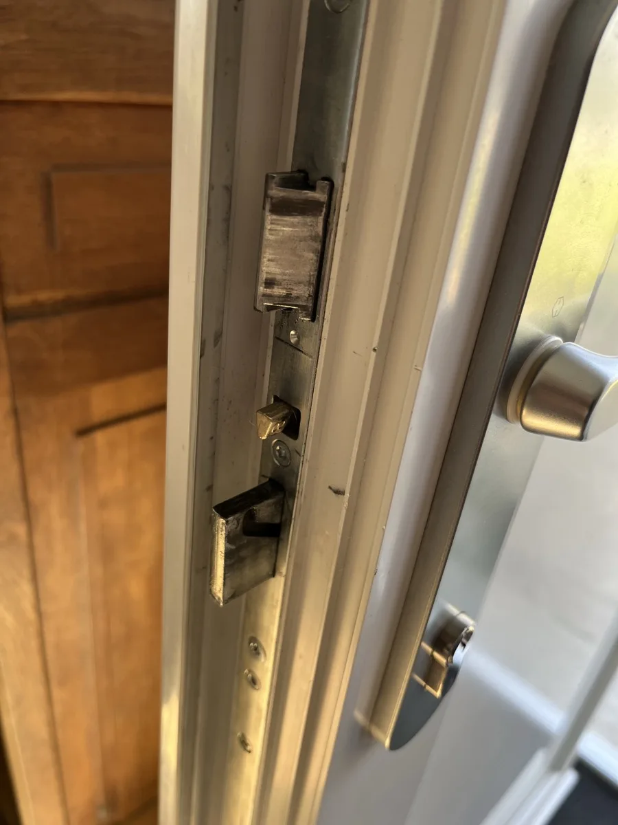 Poignée et cylindre de serrure sur porte PVC